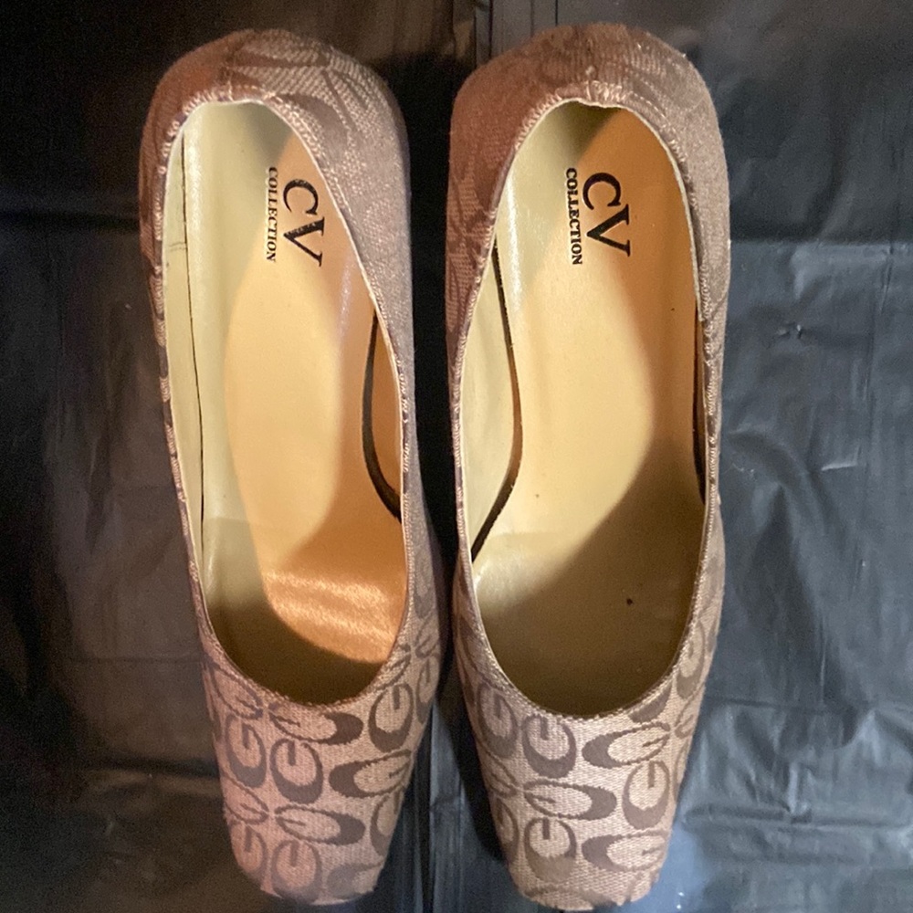 NEW SQUARE TOE WOMENS PUMP 3” HEEL —SIZE 10 — TAN / NEW CV COLLECTION LOGO PRINT